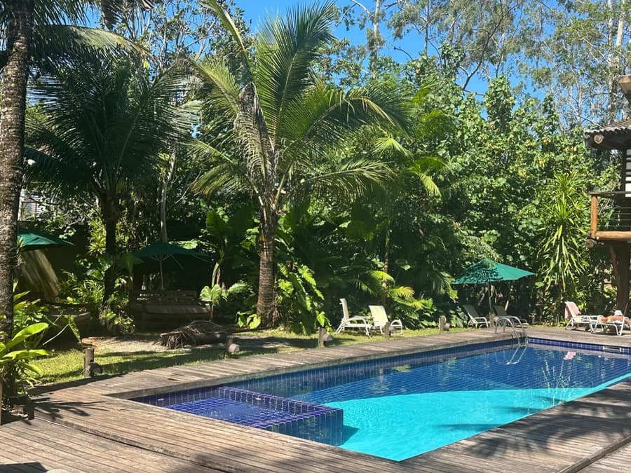 Jardim e piscina do Flat Camburi
