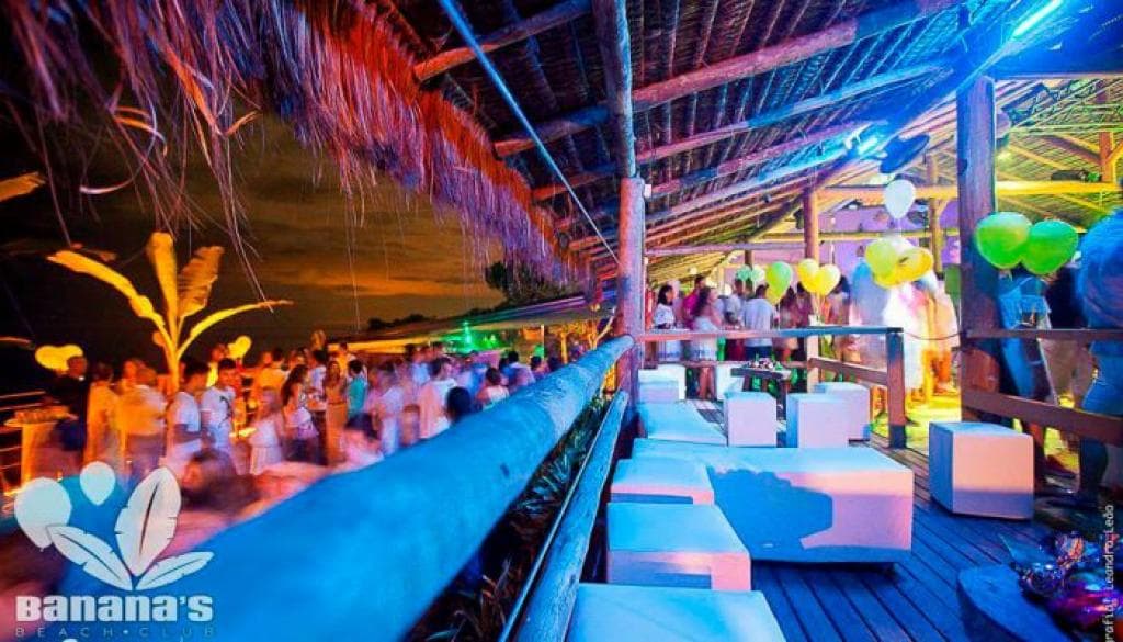 Deck do Banana's Beach Club, de frente para o mar