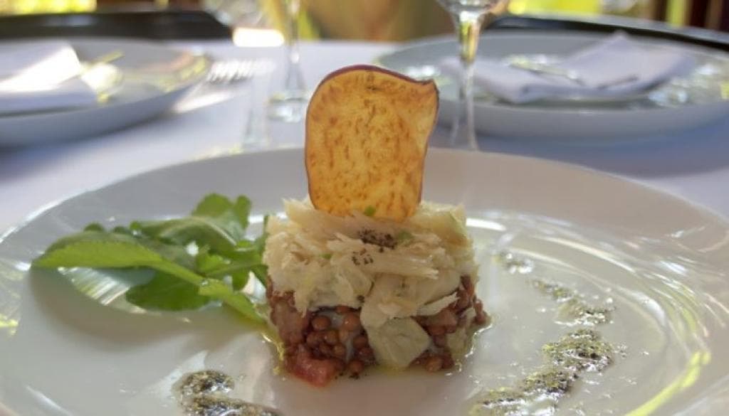 Prato de frutos do mar servido em restaurante de Camburi