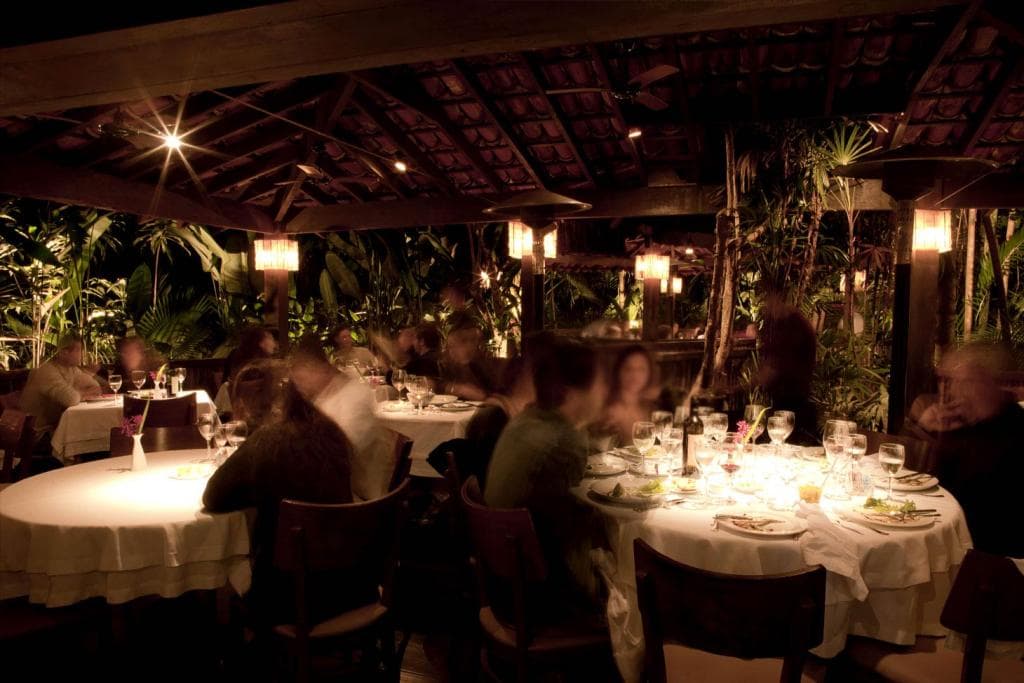 Ambiente do restaurante Manacá, entre palafitas e vegetação