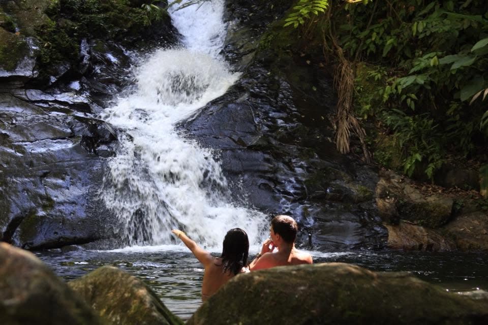 Banhistas em poço de cachoeira na Mata Atlântica