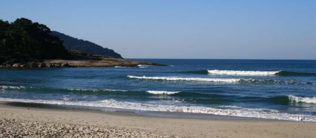 Praia de Camburi, com a península que a separa de Camburizinho ao fundo