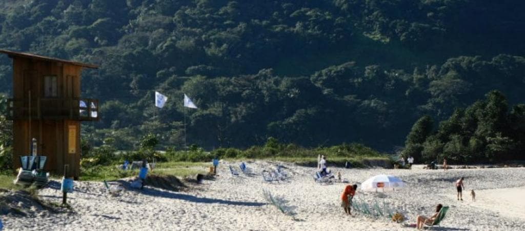 Faixa de areia de Camburi com posto de salva-vidas e a Mata Atlântica ao fundo